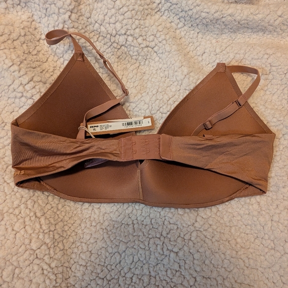 SKIMS Wireless Form Push-up Plunge Bra - Picture 3 of 5